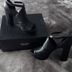 New in box Vera Wang black platform heel size 9